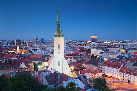 simsearch:862-07690064,k - View of St Martin's Cathedral and city skyline, Bratislava, Slovakia Foto de stock - Direito Controlado, Número: 862-07690778