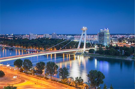 simsearch:640-06050699,k - View of New Bridge at dusk, Bratislava, Slovakia Foto de stock - Con derechos protegidos, Código: 862-07690779