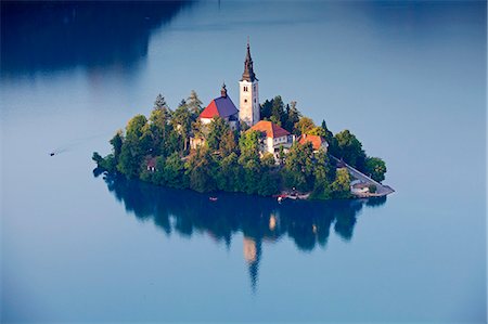 Slovenia, Julian Alps, Upper Carniola, Lake Bled. Aerial view of the island on Lake Bled Photographie de stock - Rights-Managed, Code: 862-07690770