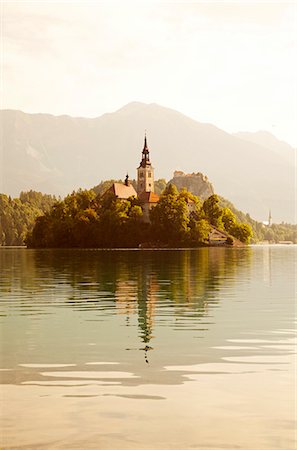 eslovenia - Slovenia, Julian Alps, Upper Carniola, Lake Bled. Morning mist on Lake Bled island and surroundings. Foto de stock - Con derechos protegidos, Código: 862-07690773