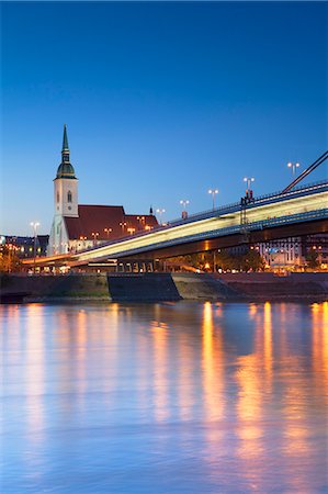 simsearch:862-07690064,k - St Martin's Cathedral and New Bridge at dusk, Bratislava, Slovakia Foto de stock - Direito Controlado, Número: 862-07690784