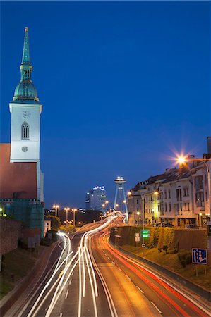 simsearch:862-07690064,k - View of St Martin's Cathedral and New Bridge at dusk, Bratislava, Slovakia Foto de stock - Direito Controlado, Número: 862-07690788