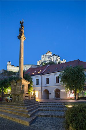 eastern european - Monument in Mierove Square and Trencin Castle at dusk, Trencin, Trencin Region, Slovakia Foto de stock - Con derechos protegidos, Código: 862-07690797