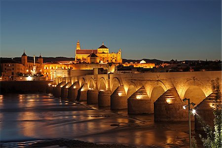 The Roman bridge of Cordoba is a bridge in Cordoba, Andalusia, southern Spain, built in the early 1st century BC across the Guadalquivir river. Photographie de stock - Rights-Managed, Code: 862-07690844