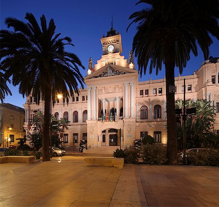 The Malaga City Hall was designed by two architects from Malaga, Fernando Guerrero Strachan and Manuel Rivera Vera, Spain. Photographie de stock - Rights-Managed, Code: 862-07690849