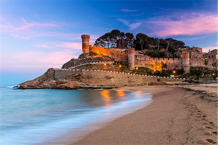 View at dusk of Vila Vella, the medieval old town of Tossa del Mar, Costa Brava, Catalonia, Spain Stockbilder - Lizenzpflichtiges, Bildnummer: 862-07690857