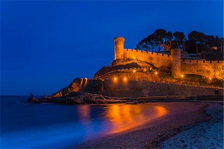 Night view of Vila Vella, the medieval old town of Tossa del Mar, Costa Brava, Catalonia, Spain Foto de stock - Con derechos protegidos, Código: 862-07690858