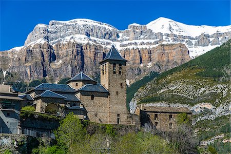 simsearch:862-07690869,k - The mountain village of Torla with the snowy Pyrenees behind, Huesca, Aragon, Spain Fotografie stock - Rights-Managed, Codice: 862-07690868