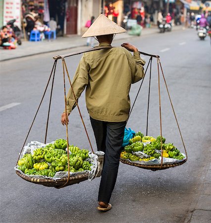 südostasien - Vietnam, Hanoi City. A woman in the old quarter of Hanoi selling Buddhas hand or fingered citron, citrus medica var. sarcodactylis, which is often used to perfume rooms and clothing. It is also offered in temples. Stockbilder - Lizenzpflichtiges, Bildnummer: 862-07690968