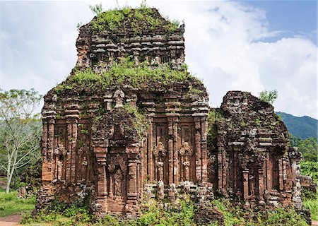 ruiné - Vietnam, Quang Nam Province, My Son. One of the most important historical sites in Southeast Asia is My Son. The brick temples of the Champa Kingdom date back to the 4th century making them older than any at Angkor Wat. Foto de stock - Con derechos protegidos, Código: 862-07690983