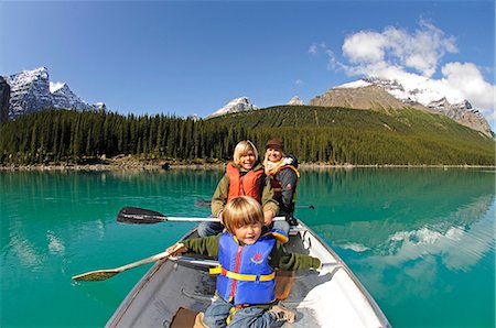 simsearch:862-07910689,k - Rowing family, Moraine Lake, Banff National Park, Alberta, Canada, MR Stockbilder - Lizenzpflichtiges, Bildnummer: 862-07909431