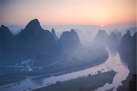 China, Guanxi, Yangshuo. Sunrise over Li river and karst peaks, elevated view Stockbilder - Lizenzpflichtiges, Bildnummer: 862-07909464