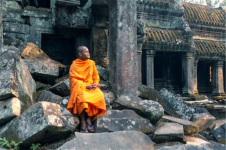 simsearch:862-07910331,k - Cambodia, Siem Reap, Angkor Wat complex. Buddhist monk inside Ta Prohm temple (MR) Stock Photo - Rights-Managed, Code: 862-07909509