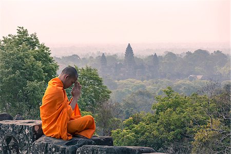 simsearch:862-07910340,k - Cambodia, Siem Reap, Angkor Wat complex. Monk meditating with Angor wat temple in the background (MR) Stockbilder - Lizenzpflichtiges, Bildnummer: 862-07909519