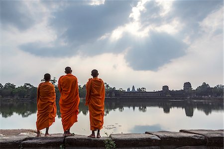 simsearch:862-05997270,k - Cambodia, Siem Reap, Angkor Wat complex. Monks in front of Angkor wat temple (MR) Stock Photo - Rights-Managed, Code: 862-07909520