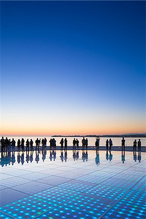 Croatia, Zadar Region, Zadar. Sunset at the Greeting to the Sun - a 22 metre installation consisting of 300 multi-layered glass plates, designed by Nikola Basic. Photographie de stock - Rights-Managed, Code: 862-07909535