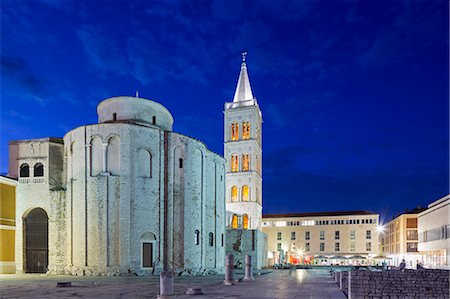 simsearch:862-03714064,k - Croatia, Zadar Region, Zadar. Roman ruins in front of the Church of St. Donatus and the cathedral of Anastasia. Completed in the 9th Century on the ruin of the old Roman forum, the Church is the largest pre-Romanesque building in Croatia. Photographie de stock - Rights-Managed, Code: 862-07909536