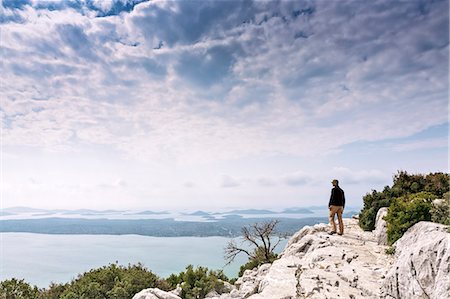 simsearch:862-07910254,k - Europe, Croatia, Dalmatia, Zadar county, Kamenjak viewpoint, a hiker looking out over Lake Vrana (Vransko Jezerro lake) and islands, Model Released, MR Photographie de stock - Rights-Managed, Code: 862-07909559