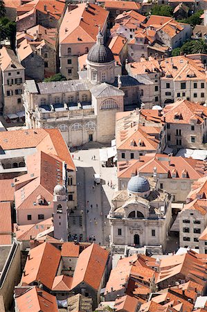 simsearch:862-06542561,k - Europe, Croatia, Dalmatia, Dubrovnik, elevated view of the historic centre of town  - the Old City of Dubrovnik Unesco World Heritage site - showing the Church of St. Blaise (Crkva Svetog Vlaha) and Cathedral of the Assumption of the Virgin Mary and fortified walls Foto de stock - Con derechos protegidos, Código: 862-07909564