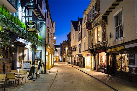 United Kingdom, England, North Yorkshire, York. The Punch Bowl pub on historic Stonegate. Foto de stock - Con derechos protegidos, Código: 862-07909588