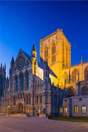 simsearch:862-07689940,k - United Kingdom, England, North Yorkshire, York. The Minster at dusk. Stockbilder - Lizenzpflichtiges, Bildnummer: 862-07909580