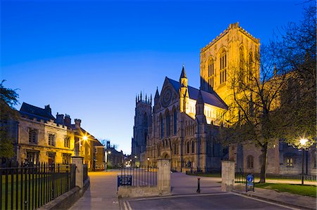 simsearch:862-07689912,k - United Kingdom, England, North Yorkshire, York. The Minster at dusk. Foto de stock - Direito Controlado, Número: 862-07909591