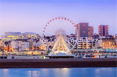 simsearch:851-02963791,k - Europe, United Kingdom, England, East Sussex, Brighton and Hove, Brighton, Palace (Brighton) Pier, view of the beach and Brighton Wheel from the pier Foto de stock - Con derechos protegidos, Código: 862-07909613