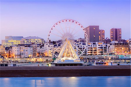 simsearch:862-07689959,k - Europe, United Kingdom, England, East Sussex, Brighton and Hove, Brighton, Palace (Brighton) Pier, view of the beach and Brighton Wheel from the pier Foto de stock - Con derechos protegidos, Código: 862-07909613