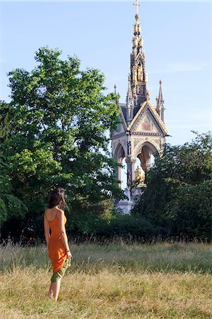 Europe, United Kingdom, England, London, Kensington, an attractive young woman standing in front of the Albert Memorial in Kensington Gardens MR Foto de stock - Con derechos protegidos, Código: 862-07909695