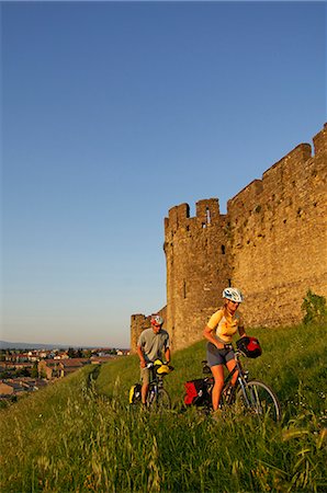 Biker in front of the Castle of Carcassone, Midi, France MR Foto de stock - Con derechos protegidos, Código: 862-07909729