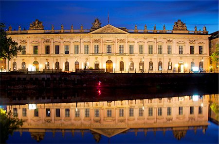 river spree - Germany, Berlin. The Zeughaus which is the main building of the German Historical Museum. Photographie de stock - Rights-Managed, Code: 862-07909847