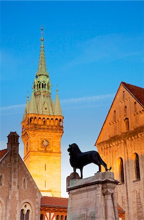 Germany, Lower Saxony, Braunschweig. The tower form the Town Hall and sculpture of the Lion symbol of the Town in the Old Town Square. Foto de stock - Direito Controlado, Número: 862-07909857