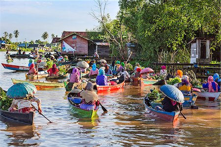 Indonesia, South Kalimatan, Lok Baintan. A picturesque floating market scene on the Barito River. Photographie de stock - Rights-Managed, Code: 862-07909923