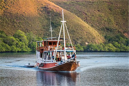 simsearch:862-07909928,k - Indonesia, Loh Buaya, Rinca Island. A tourist boat sails off Rinca Island. Foto de stock - Con derechos protegidos, Código: 862-07909960