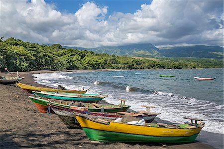 Indonesia, Flores Island, Waelengga. The beach with fishing boats at Waelengga.  The dark sand highlights the volcanic nature of the region. Photographie de stock - Rights-Managed, Code: 862-07909974