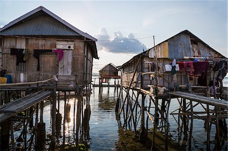 Indonesia, Flores Island, Wuring. The attractive wooden houses at Wuring Fishing Village are built on stilts above the sea and approached on stout bamboo walkways. Photographie de stock - Rights-Managed, Code: 862-07909988