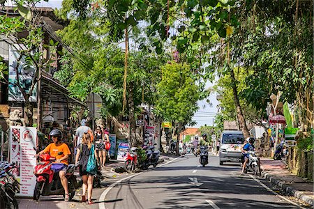 Indonesia, Bali, Ubud. A busy street scene in Ubud which is popular tourist destination in the centre of Bali. Over seven million tourists a year visit Bali. Foto de stock - Con derechos protegidos, Código: 862-07909991