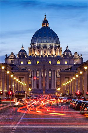 View of the Basilica of St. Peter's and St. Peters Squaredown the Via Della Conciliazione, with traffic  at twilight, Borgo, Rome, Lazio, Italy. Fotografie stock - Rights-Managed, Codice: 862-07910045