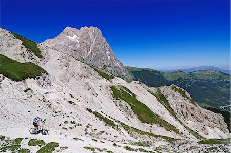 simsearch:862-07910100,k - Mountain Biker at Corno Grande, Casale San Nicola, Campo Imperatore, Gran Sasso National Park, Abruzze, Italy MR Fotografie stock - Rights-Managed, Codice: 862-07910086