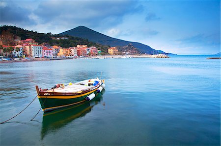 Italy, Tuscany, Elba Island. Boat in the port at Rio Marina Foto de stock - Con derechos protegidos, Código: 862-07910106