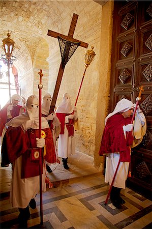 Italy, Sicily, Enna. Incappuciati or hooded persons on Good Friday during the holy week processions one of the oldest traditions in Sicily and Southern parts of Italy Stock Photo - Rights-Managed, Code: 862-07910117