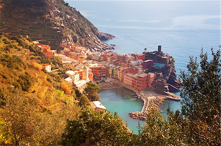 Italy, Liguria, Cinque Terre, Vernazza. Overview of the small fishing village of Vernazza part of the famed Cinque Terre region. (Unesco) Foto de stock - Con derechos protegidos, Código: 862-07910119