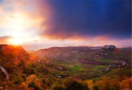 sicilia - Italy, Sicily, Enna Province. View of the part of Enna old town and surroundings in dramatic evening light. Photographie de stock - Rights-Managed, Code: 862-07910111