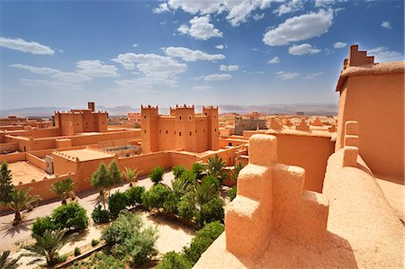 fortified castle - The kasbahs of Nkob. Morocco Foto de stock - Con derechos protegidos, Código: 862-07910281