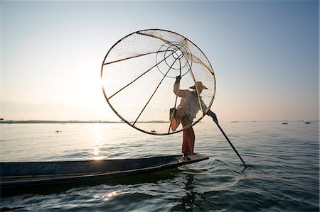 Myanmar, Shan state,  Nyaungshwe Township. Local Intha fishermen fishing (MR) Photographie de stock - Rights-Managed, Code: 862-07910333