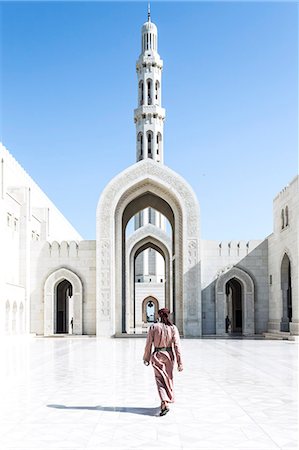 Oman, Muscat. Omani guard walking to the entrance of Sultan Qaboos Grand Mosque Stock Photo - Rights-Managed, Code: 862-07910368