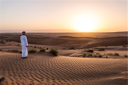 simsearch:862-07910377,k - Oman, Wahiba Sands. Man with omani dress on the sand dunes at sunrise (MR) Photographie de stock - Rights-Managed, Code: 862-07910388