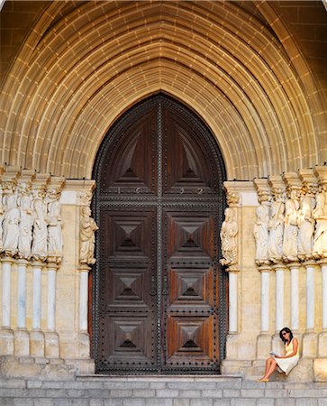 simsearch:862-06541500,k - Portugal, Alentejo, Evora, Evora cathedral, woman reading  (MR) Stock Photo - Rights-Managed, Code: 862-07910477