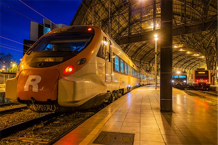 simsearch:862-07910705,k - Night view of Estacio de Franca railway station with a regional train ready for departure, Barcelona, Catalonia, Spain Stockbilder - Lizenzpflichtiges, Bildnummer: 862-07910672