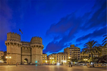 Twilight view of the Porta de Serrans, Torres de Serranos / Serano Gate, located in, Valencia, Valencian Community, Spain. Photographie de stock - Rights-Managed, Code: 862-07910738
